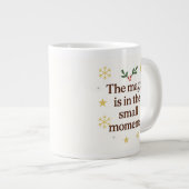✨ The Magic is in the Small Moments – Holiday Mug  Grote Koffiekop (Voorkant rechts)