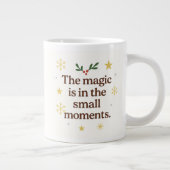 ✨ The Magic is in the Small Moments – Holiday Mug  Grote Koffiekop (Rechts)