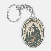 The Mountains Are Calling – Adventure Hiking Badge Sleutelhanger (Voorkant Links)