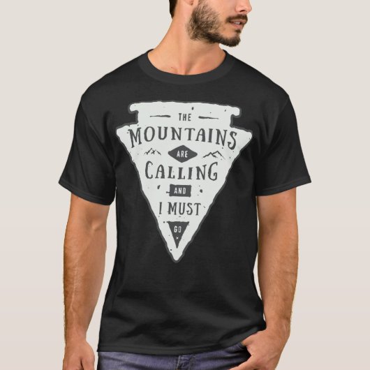 The mountains are calling and i must fatigue adven t-shirt (Voorkant)