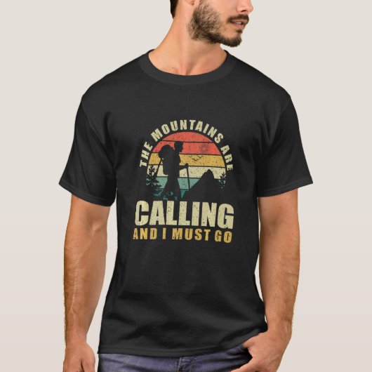 The Mountains Are Calling And I Must Go. Hiking Pr T-shirt (Voorkant)