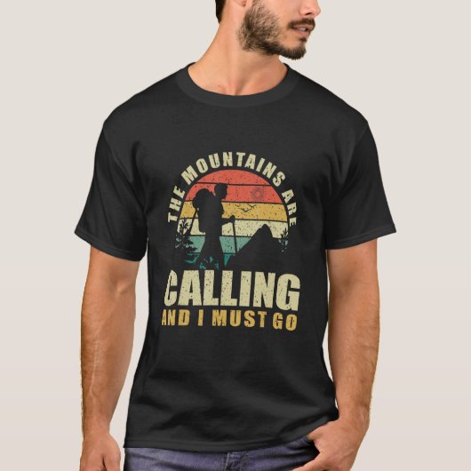 The Mountains Are Calling And I Must Go. Hiking T-shirt (Voorkant)
