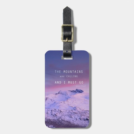 The mountains are calling, and i must go. John Mui Bagagelabel (Voorkant verticaal)