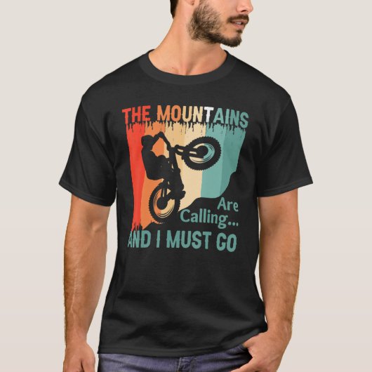 The Mountains Are Calling and I Must Go Mountain B T-shirt (Voorkant)