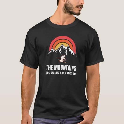 The Mountains Are Calling And I Must Go Skier Ski  T-shirt (Voorkant)