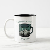 The Mountains are Calling But First Coffee Mug Tweekleurige Koffiemok (Links)