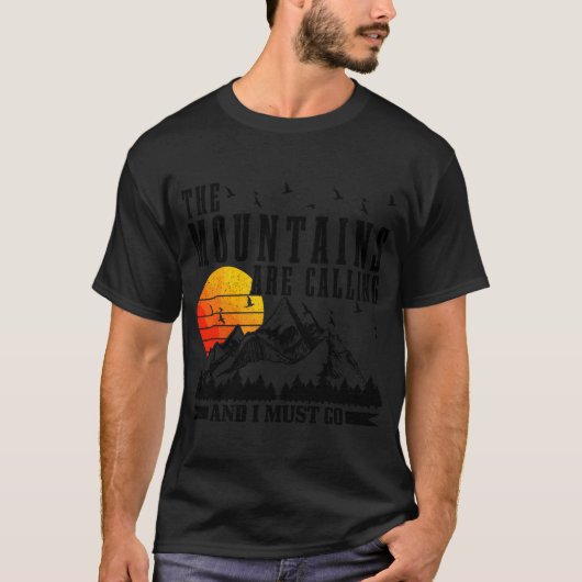 The Mountains Are Calling I Must Go Hiking Camping T-shirt (Voorkant)