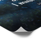 The Mountains Art Calling citaat op donkerblauw Poster (Hoek)