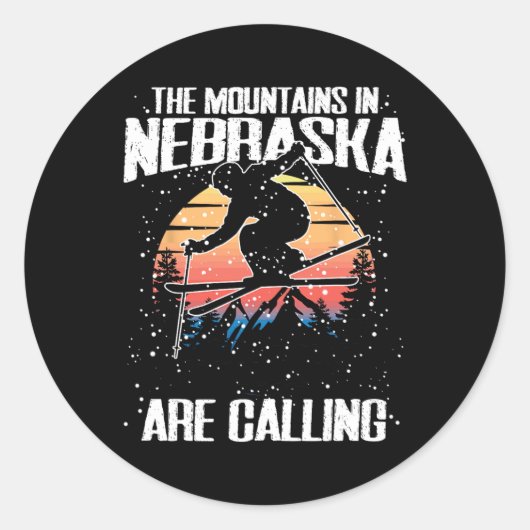 The Mountains In Nebraska Are Calling Funny Skiing Ronde Sticker (Voorkant)