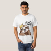 The Nap King - Een stijlvolle luiaard T-shirt (Voorkant volledig)
