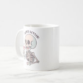 The "NEVER BETTER" Sarcastic Skeleton Mug Koffiemok (Voorkant links)
