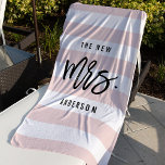 The New Mrs. | Personalized Bride Strandlaken<br><div class="desc">Our sweet personalized bride beach towel makes a perfect honeymoon gift for a newly married friend! Design features "The New Mrs. [lastname]" in modern, trendy black typography on a blush pink and white striped background. Easily customize with the bride's new last name using the field provided. Prefer this for a...</div>