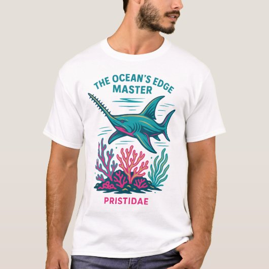 The Ocean's Edge Master – Zaagvis Pristidae T-shirt (Voorkant)