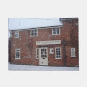 the old curiosity shop in snow enlish christmas deurmat (Voorkant)