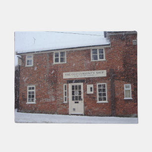 the old curiosity shop in snow enlish christmas deurmat
