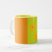 The Orange Flower Mug Tweekleurige Koffiemok (Voorkant links)
