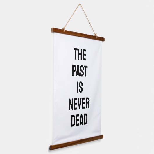 The Past is Never Dead Quote Hangend Wandkleed (Gebogen)