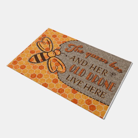 The Queen Bee And Her Old Drone Live Here Deurmat (Schuin)