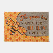 The Queen Bee And Her Old Drone Live Here Deurmat (Voorkant)