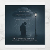 The Quiet Spiral – Realistic Overthinking Tee Wijn Etiket (Enkel label)