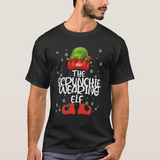 The Scrunchie die Elf Familie draagt die Christma  T-shirt (Voorkant)