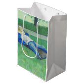 The Siesta (door Gustave Caillebotte) Medium Cadeauzakje (Voorkant Gekanteld)