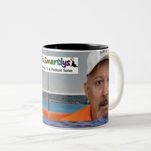 THE SMARTLYS Preston & Caddy Mug with Logo Tweekleurige Koffiemok (Voorkant rechts)