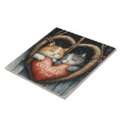 The Snuggle is een echte Cozy Cat Love keramische  Tegeltje (Zijkant)