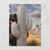 The spy in the desert with the aliens briefkaart (Voorkant)