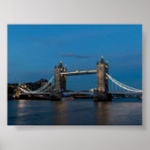 The tower bridge at blue hour poster (Voorkant)