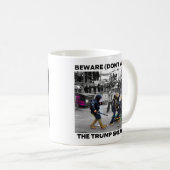"THE TRUMP SNEAKERS" COFFEE MUG KOFFIEMOK (Voorkant rechts)