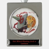 The Witch's Kiss: een Jack of Lantern op Halloween Verzilverd Banner Ornament (Voorkant)