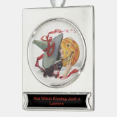 The Witch's Kiss: een Jack of Lantern op Halloween Verzilverd Banner Ornament (Links)