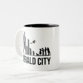 The Wizard of Oz Characters Emerald City Skyline Tweekleurige Koffiemok (Voorkant links)