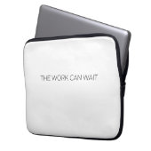 The Work Can Wait Minimalistische Professional Laptop Sleeve (Voorkant Links)