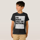 The World Owes You Nothing Inspriational Motivatio T-shirt (Voorkant volledig)