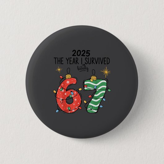 The Year I Barely Survived Christmas 2025 Six Seve Ronde Button 5,7 Cm (Voorkant)