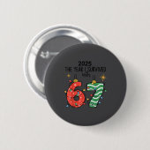 The Year I Barely Survived Christmas 2025 Six Seve Ronde Button 5,7 Cm (Voorkant /achterkant)