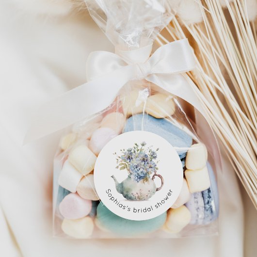 Thee feestje met blauwe hortensia's voor de bruids ronde sticker