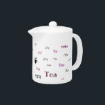 Thee in andere talen theepot - Roze<br><div class="desc">thee,  talen,  linguïfiel,  taal,  typografie,  langlaufiel,  stijlvol,  "verschillende talen",  "vele talen",  bruin,  wit,  linguïst,  linguïsten,  linguaphiles,  "andere talen",  internationaal,  wereldwijd,  wereldwijd,  diplomaat,  "love",  "tea love",  "tea love",  "tea lover",  "tea fan",  "international tea",  theepot,  woorden,  woord tytytyline; pografisch,  "woordwolk",  cool,  chai,  cha,  landen,  reis,  reiziger,  vlieger,  vlieger,  flyer,  educatief</div>