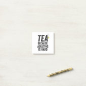 Thee omdat volwassen is hard grappig post-it® notes (Op bureau)