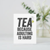 Thee Omdat Volwassen Worden Moeilijk is Grappig  Uitnodiging Briefkaart (Staand voorkant)