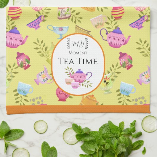 Thee potten en kopjes geel theedoek (Gevouwen)