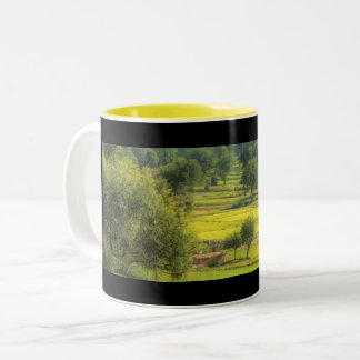 Theeglas met groen dal landschap - Natuurkoffie Tweekleurige Koffiemok