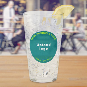 Theegroene ronde vorm bedrijfsmerk op glazen mok