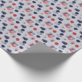 Theekannen, kopjes, kleurrijke bessen op lichtpaar cadeaupapier (Hoek)