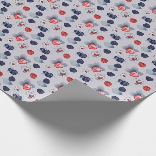 Theekannen, kopjes, kleurrijke bessen op lichtpaar cadeaupapier