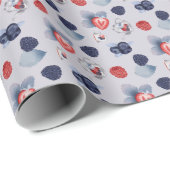 Theekannen, kopjes, kleurrijke bessen op lichtpaar cadeaupapier (Rol Hoek)