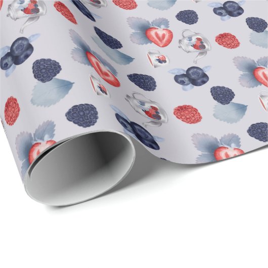 Theekannen, kopjes, kleurrijke bessen op lichtpaar cadeaupapier (Rol Hoek)