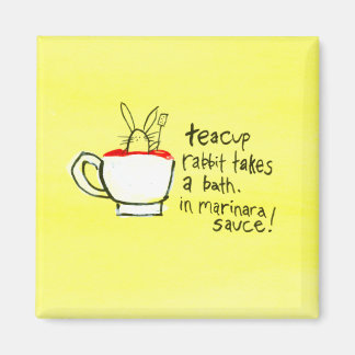 Theekopje Konijnen neemt een bad. In Marinara saus Magneet
